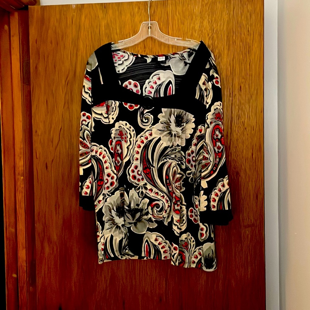 Studio 1940 blouse size 26/28. Gray/red/black